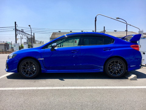 美しい青が映えるスポーツカー